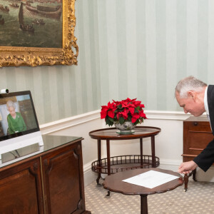 La reine Elizabeth II apparaît sur un écran par vidéoconférence du château de Windsor, où elle est en résidence, lors d'une audience virtuelle pour recevoir l'ambassadeur de Belgique Bruno van der Pluijm et Hildegarde Van de Voorde qui ont assisté au palais de Buckingham, à Londres. Le 18 décembre 2020.