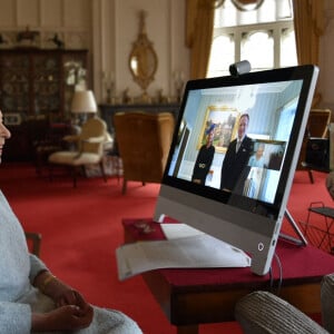 La reine Elisabeth II d'Angleterre rencontre les ambassadeurs en visio conférence, elle est au chateau de Windsor alors qu'ils sont reçus à Buckingham à Londres. Le 4 décembre 2020. © Buckingham Palace via Bestimage
