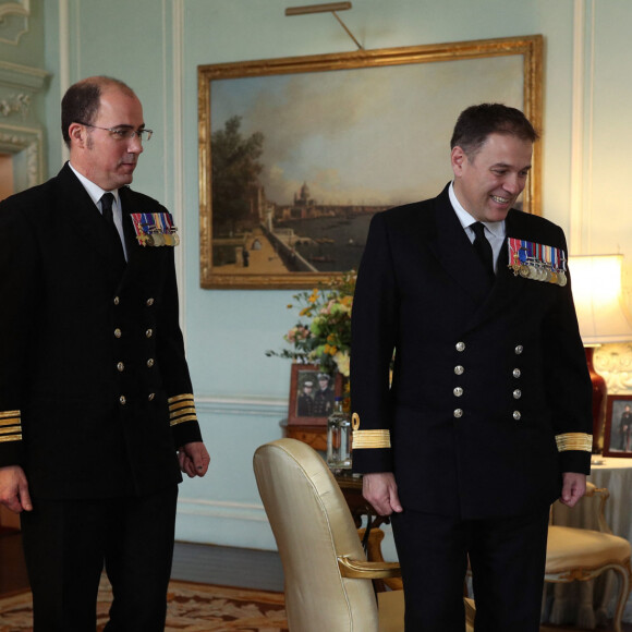 La reine Elisabeth II d'Angleterre reçoit le contre-amiral Stephen Moorhouse et le capitaine Angus Essenhigh au palais de Buckingham le 18 mars 2020 à Londres.