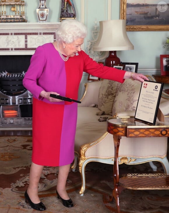 La reine Elisabeth II d'Angleterre se voit remettre la première Médaille d'Ordre en Or par le professeur Mark Compton lors d'une audience au palais de Buckingham à Londres. Le 11 mars 2020