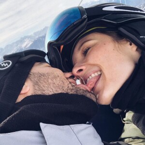 Ilona Smet et son compagnon Kamran s'embrassent en vacances à Couchevel.