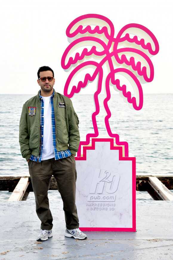 Jonathan Cohen (habillé en Ralph Lauren) lors du photocall pour la série "La Flamme" lors du festival Canneseries à Cannes le 9 octobre 2020. © Bruno Bebert / Bestimage