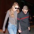 Gigi Hadid et son compagnon Zayn Malik se tiennent la main en quittant l'appartement du mannequin à New York. Sa soeur B. Hadid leur montre le chemin de l'héliport, le 14 septembre 2017