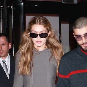 Gigi Hadid et son compagnon Zayn Malik se tiennent la main en quittant l'appartement du mannequin à New York. Sa soeur B. Hadid leur montre le chemin de l'héliport, le 14 septembre 2017