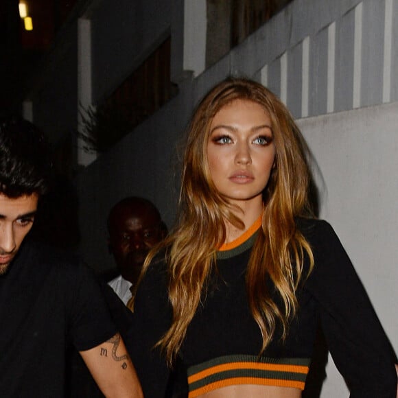 Zayn Malik et sa compagne Gigi Hadid quitte le défilé de mode "Versace Versus" à Londres. Le 17 septembre 2016