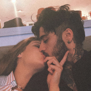 Gigi Hadid et Zayn Malik s'embrassent.