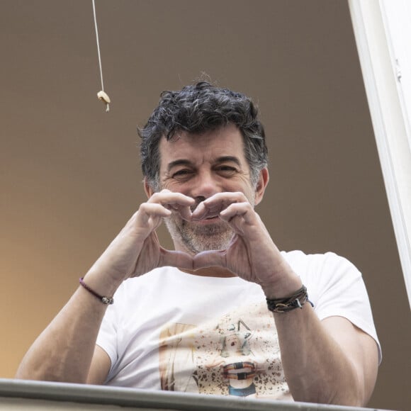 Stéphane Plaza - Les people soutiennent le personnel soignant et encouragent le confinement depuis leur appartement pendant l'épidémie de coronavirus (COVID-19) à Paris le 9 avril 2020. © Jack Tribeca / Bestimage