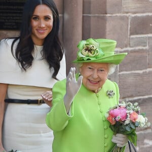 Meghan Markle, duchesse de Sussex, effectue son premier déplacement officiel avec la reine Elisabeth II d'Angleterre, lors de leur visite à Chester. 