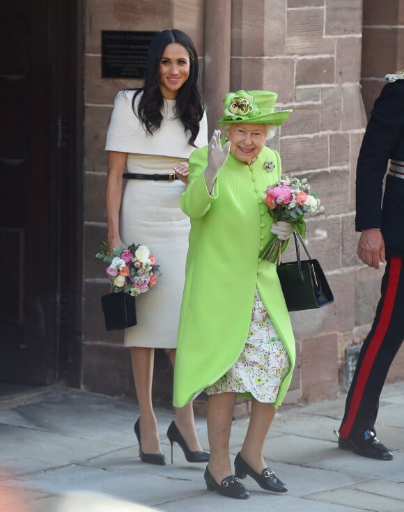 Meghan Markle, duchesse de Sussex, effectue son premier déplacement officiel avec la reine Elisabeth II d'Angleterre, lors de leur visite à Chester. 