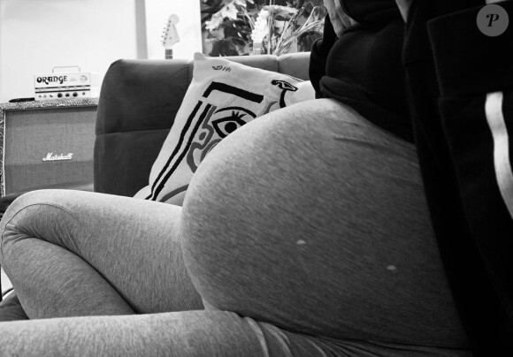Shy'm dévoile une photo de son ventre très arrondi - tellement que des internaute soupçonnent des jumeaux -, sur Instagram.