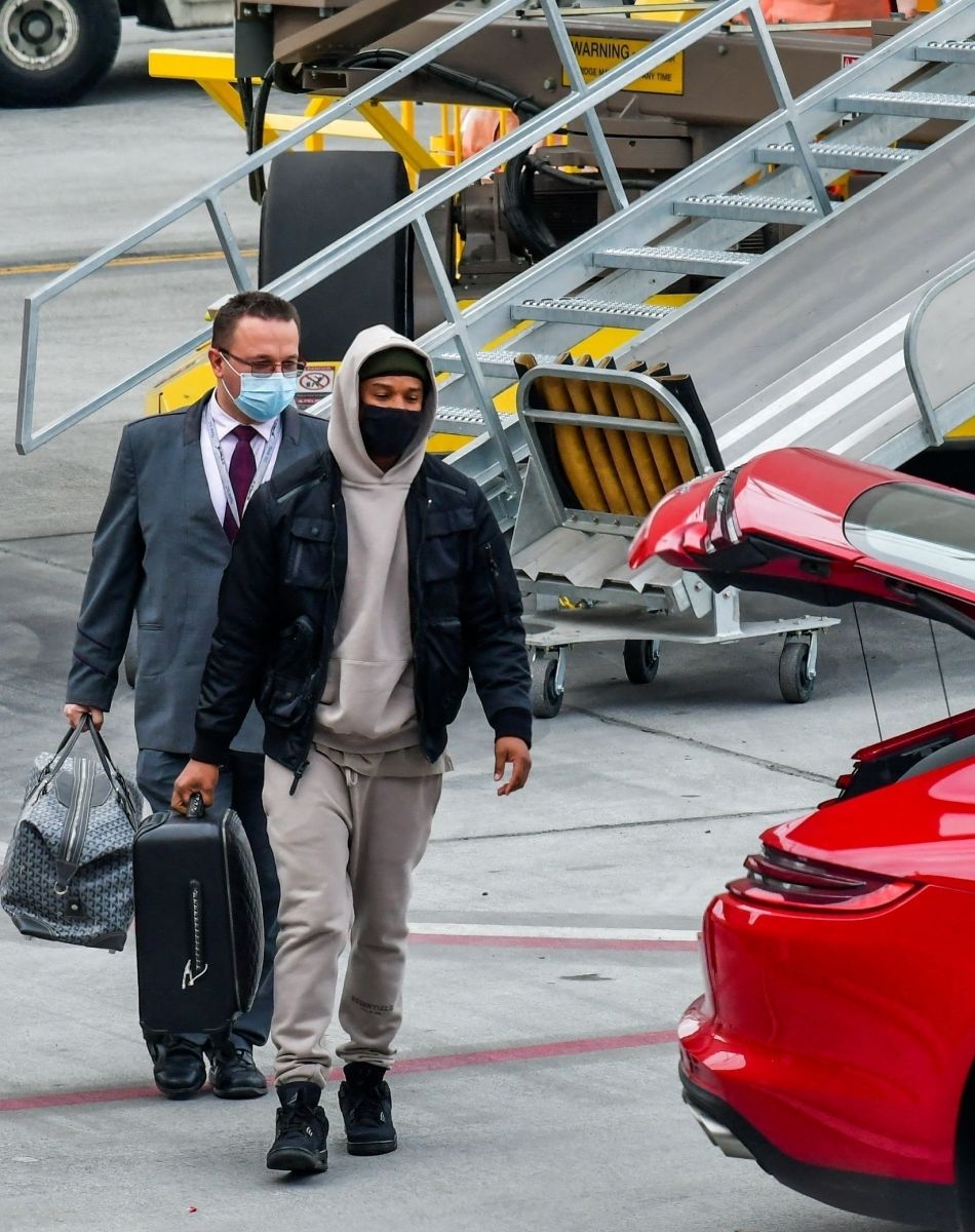 Exclusif - Michael B. Jordan et sa compagne Lori Harvey débarquent à l'aéroport de Salt Lake City le 30 décembre 2020.