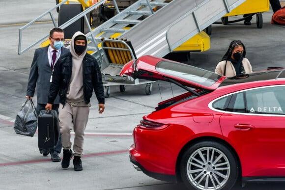 Exclusif - Michael B. Jordan et sa compagne Lori Harvey débarquent à l'aéroport de Salt Lake City le 30 décembre 2020.