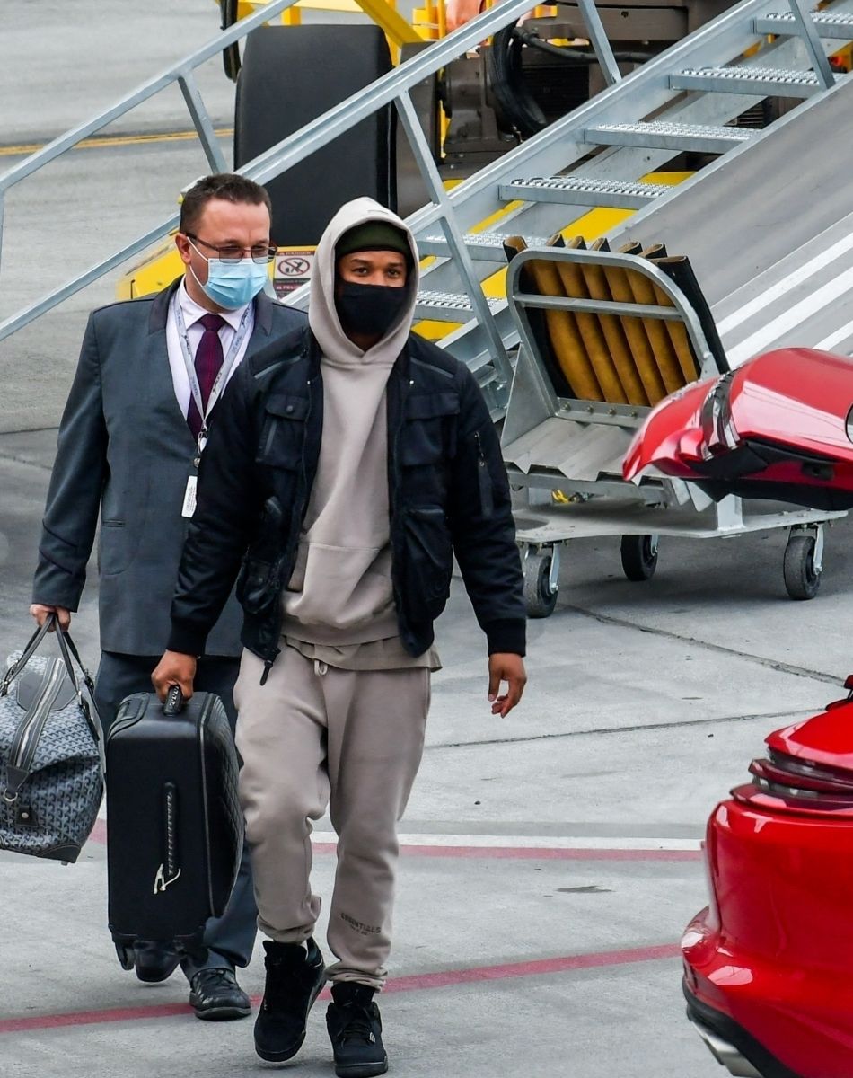 Exclusif - Michael B. Jordan et sa compagne Lori Harvey débarquent à l'aéroport de Salt Lake City le 30 décembre 2020.