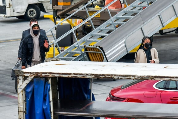 Exclusif - Michael B. Jordan et sa compagne Lori Harvey débarquent à l'aéroport de Salt Lake City le 30 décembre 2020.