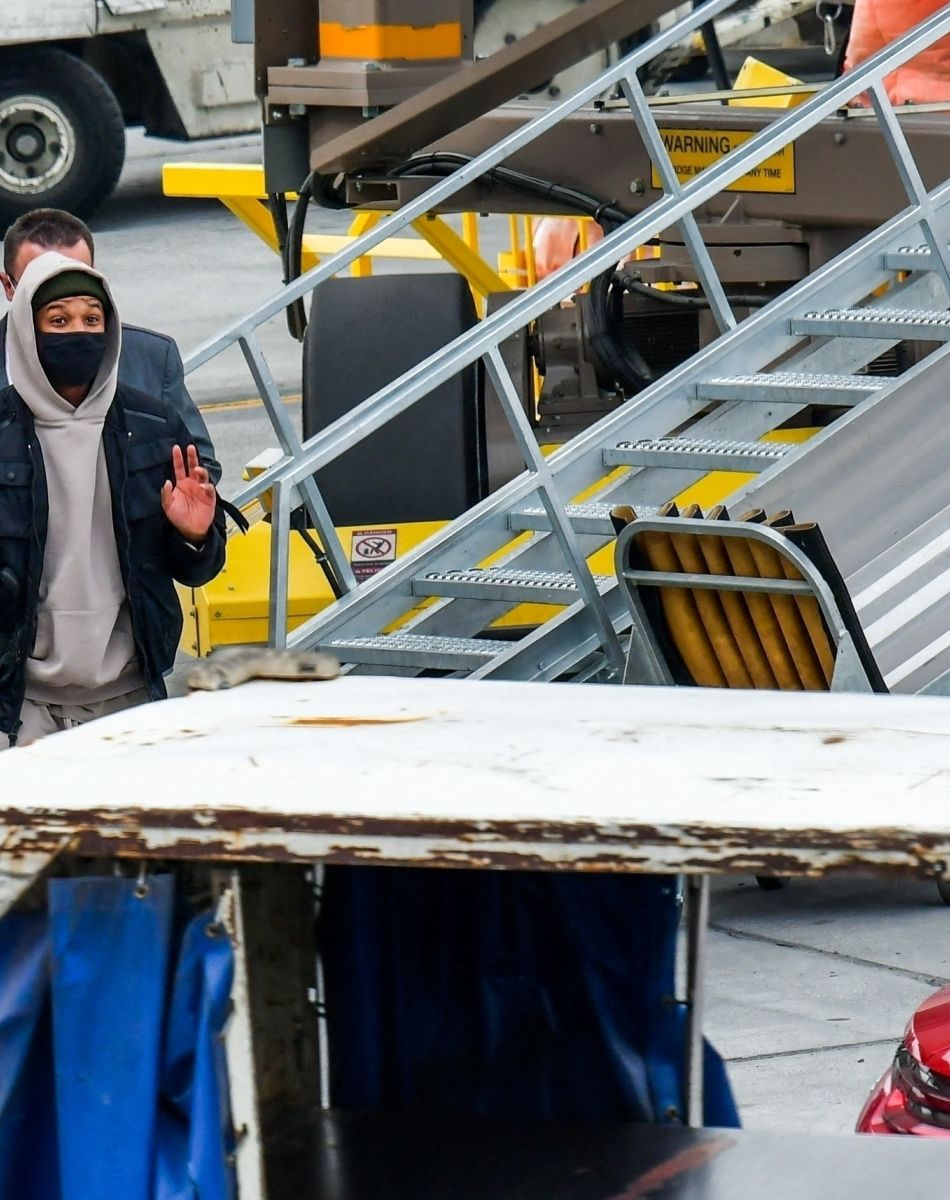 Exclusif - Michael B. Jordan et sa compagne Lori Harvey débarquent à l'aéroport de Salt Lake City le 30 décembre 2020.