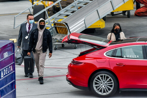 Exclusif - Michael B. Jordan et sa compagne Lori Harvey débarquent à l'aéroport de Salt Lake City le 30 décembre 2020.