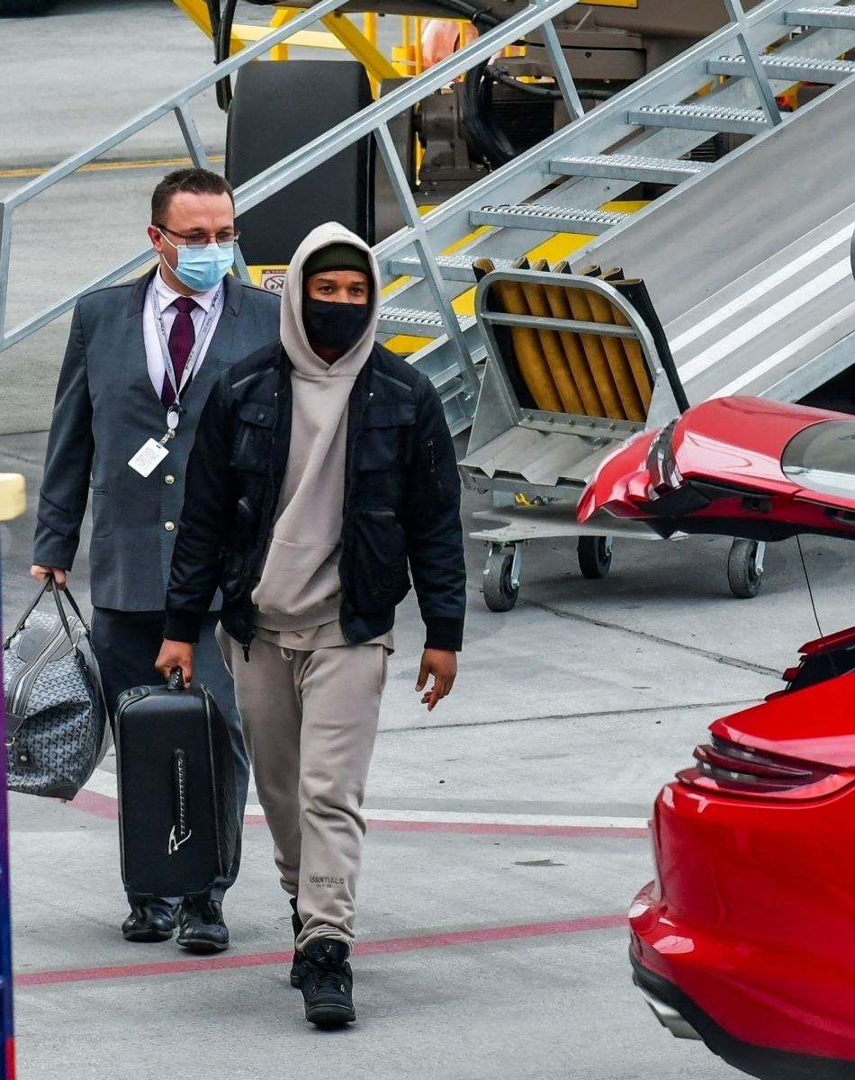 Exclusif - Michael B. Jordan et sa compagne Lori Harvey débarquent à l'aéroport de Salt Lake City le 30 décembre 2020.