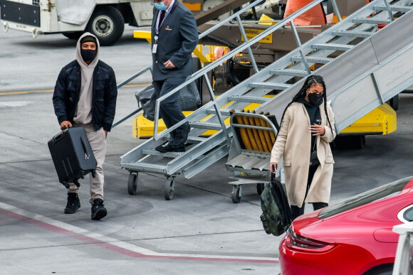 Exclusif - Michael B. Jordan et sa compagne Lori Harvey débarquent à l'aéroport de Salt Lake City le 30 décembre 2020.