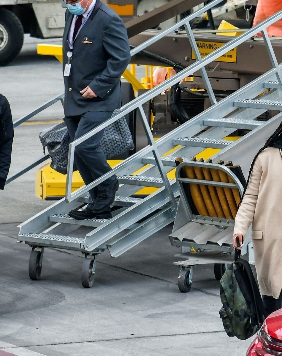 Exclusif - Michael B. Jordan et sa compagne Lori Harvey débarquent à l'aéroport de Salt Lake City le 30 décembre 2020.