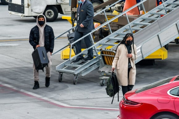 Exclusif - Michael B. Jordan et sa compagne Lori Harvey débarquent à l'aéroport de Salt Lake City le 30 décembre 2020.