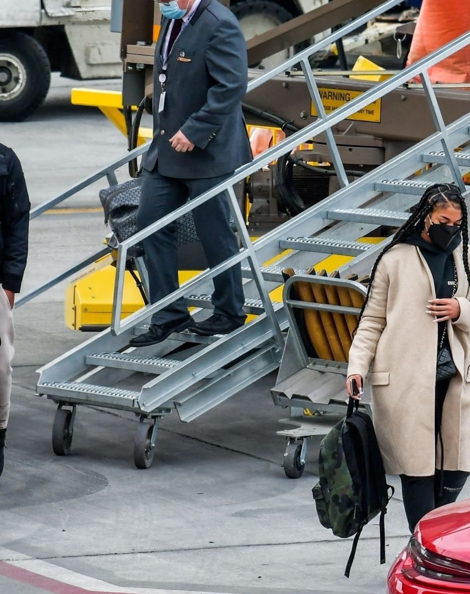 Exclusif - Michael B. Jordan et sa compagne Lori Harvey débarquent à l'aéroport de Salt Lake City le 30 décembre 2020.