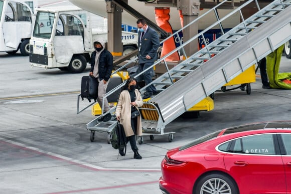 Exclusif - Michael B. Jordan et sa compagne Lori Harvey débarquent à l'aéroport de Salt Lake City le 30 décembre 2020.