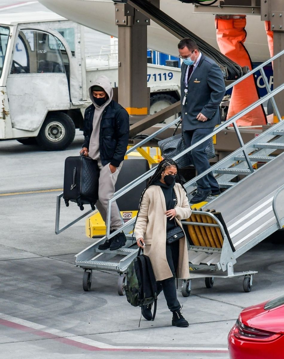 Exclusif - Michael B. Jordan et sa compagne Lori Harvey débarquent à l'aéroport de Salt Lake City le 30 décembre 2020.