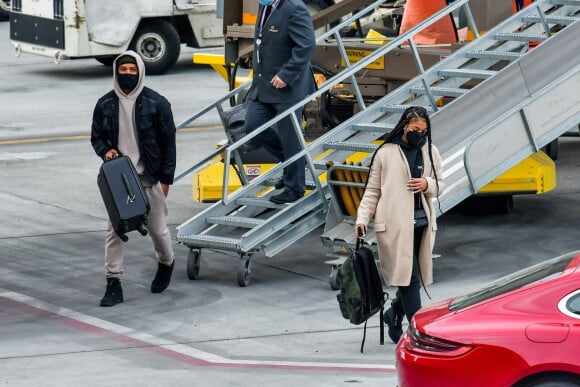 Exclusif - Michael B. Jordan et sa compagne Lori Harvey débarquent à l'aéroport de Salt Lake City le 30 décembre 2020.