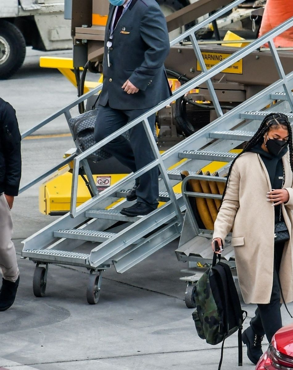 Exclusif - Michael B. Jordan et sa compagne Lori Harvey débarquent à l'aéroport de Salt Lake City le 30 décembre 2020.