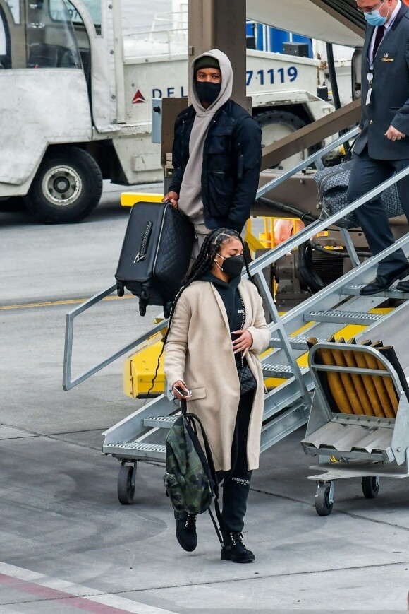 Exclusif - Michael B. Jordan et sa compagne Lori Harvey débarquent à l'aéroport de Salt Lake City le 30 décembre 2020.