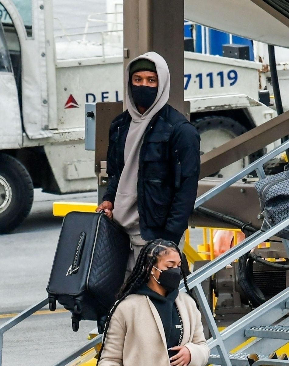 Exclusif - Michael B. Jordan et sa compagne Lori Harvey débarquent à l'aéroport de Salt Lake City le 30 décembre 2020.