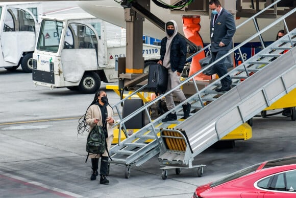 Exclusif - Michael B. Jordan et sa compagne Lori Harvey débarquent à l'aéroport de Salt Lake City le 30 décembre 2020.