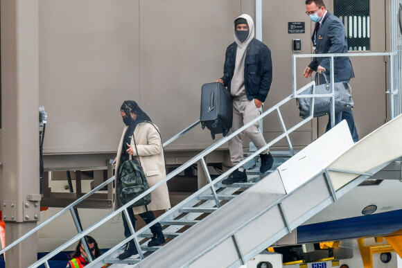 Exclusif - Michael B. Jordan et sa compagne Lori Harvey débarquent à l'aéroport de Salt Lake City le 30 décembre 2020.