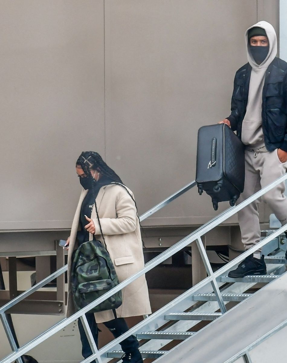 Exclusif - Michael B. Jordan et sa compagne Lori Harvey débarquent à l'aéroport de Salt Lake City le 30 décembre 2020.