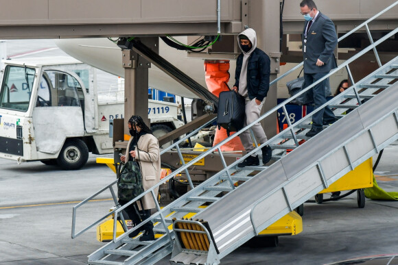 Exclusif - Michael B. Jordan et sa compagne Lori Harvey débarquent à l'aéroport de Salt Lake City le 30 décembre 2020.