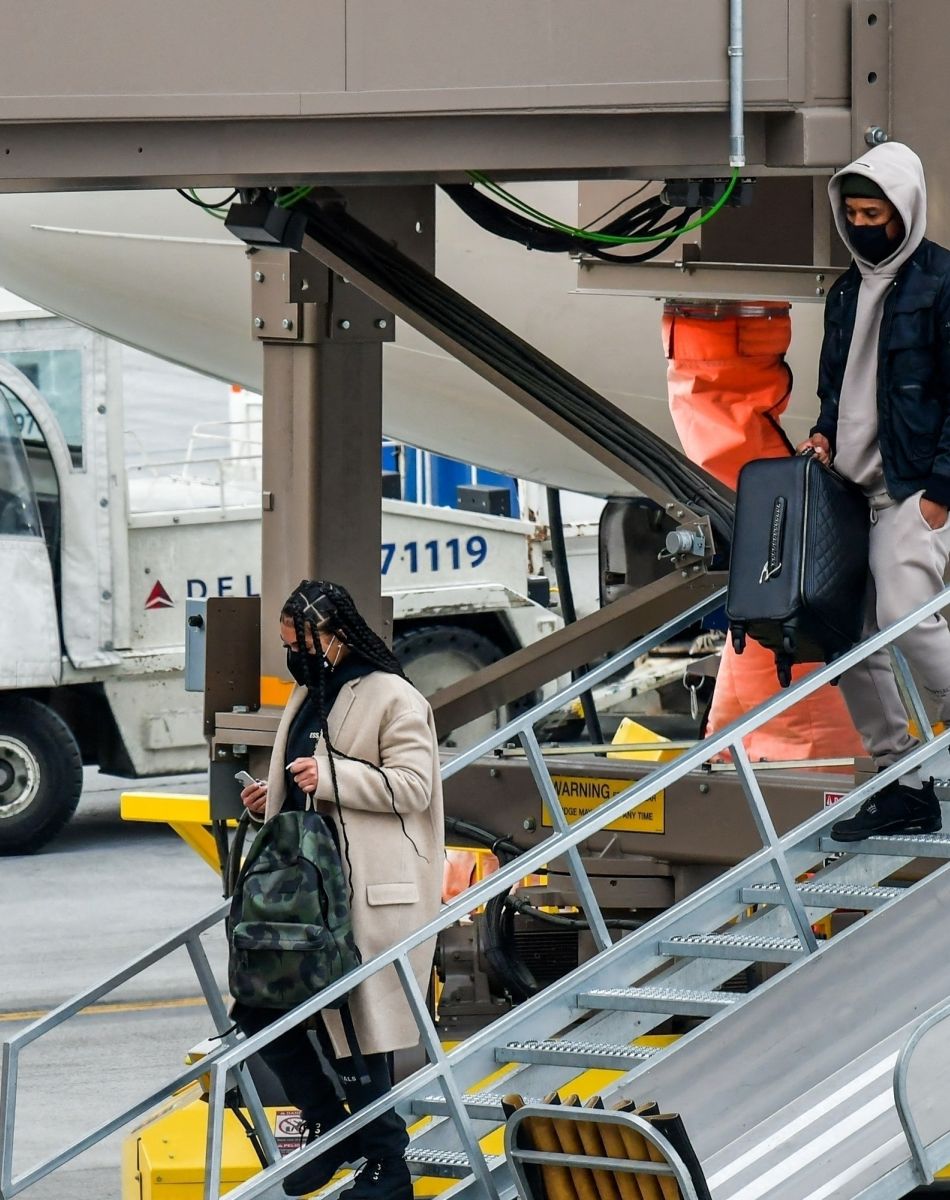 Exclusif - Michael B. Jordan et sa compagne Lori Harvey débarquent à l'aéroport de Salt Lake City le 30 décembre 2020.