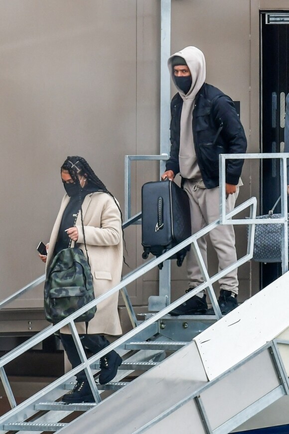 Exclusif - Michael B. Jordan et sa compagne Lori Harvey débarquent à l'aéroport de Salt Lake City le 30 décembre 2020.