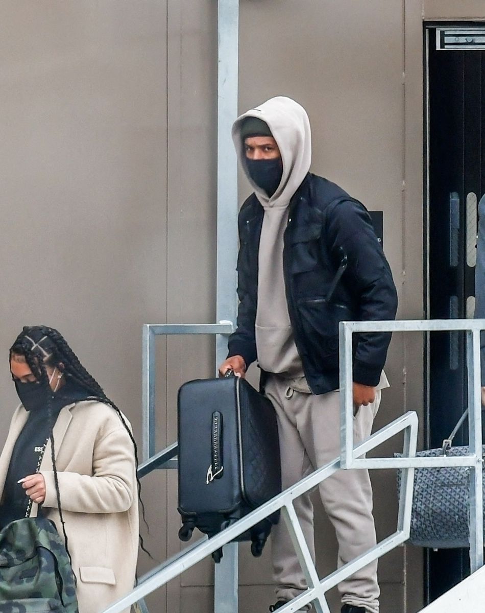 Exclusif - Michael B. Jordan et sa compagne Lori Harvey débarquent à l'aéroport de Salt Lake City le 30 décembre 2020.