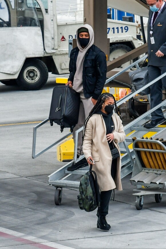 Exclusif - Michael B. Jordan et sa compagne Lori Harvey débarquent à l'aéroport de Salt Lake City le 30 décembre 2020.