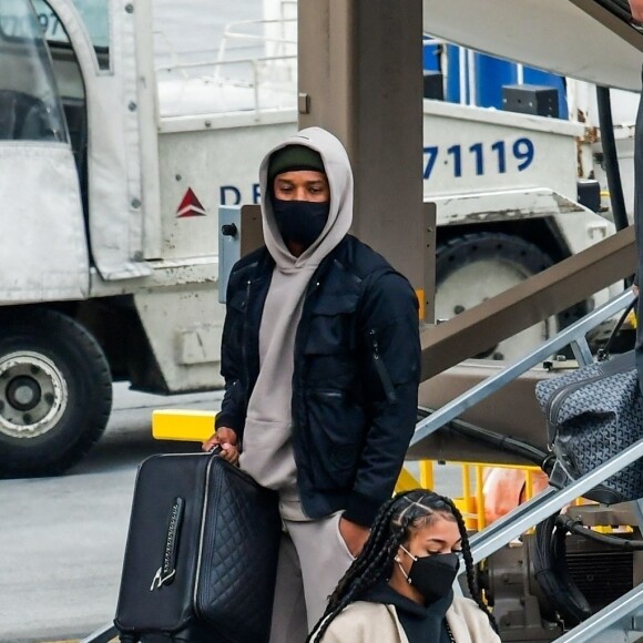 Exclusif - Michael B. Jordan et sa compagne Lori Harvey débarquent à l'aéroport de Salt Lake City le 30 décembre 2020.