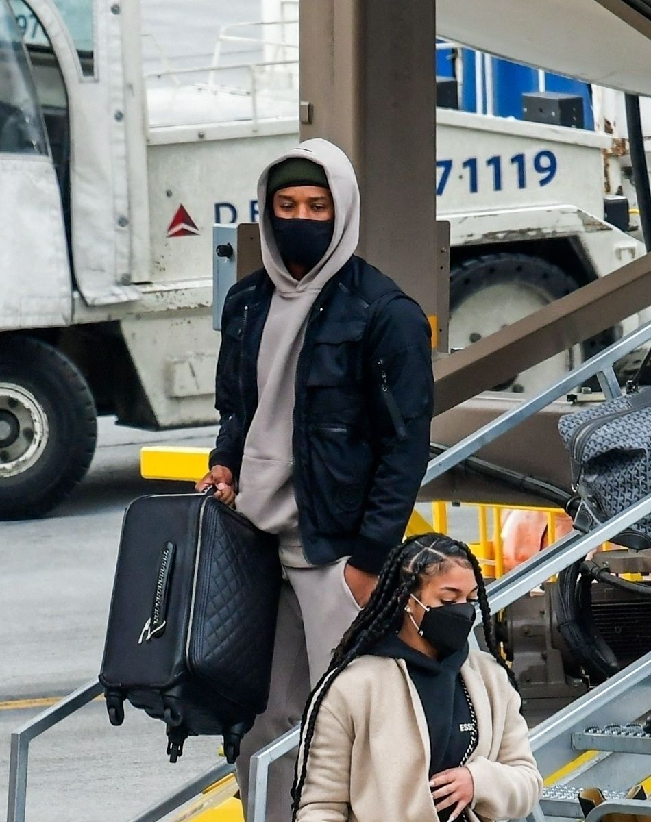 Exclusif - Michael B. Jordan et sa compagne Lori Harvey débarquent à l'aéroport de Salt Lake City le 30 décembre 2020.