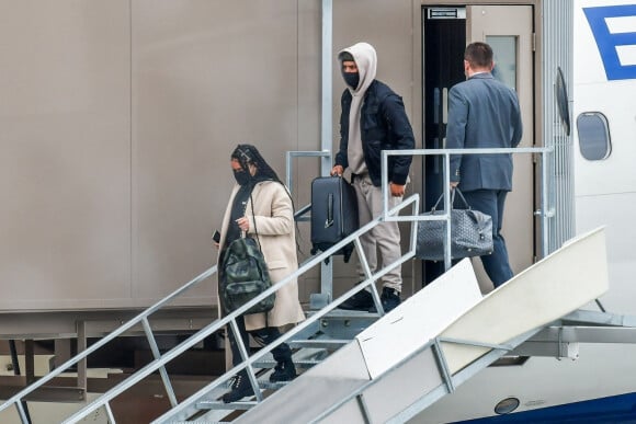 Exclusif - Michael B. Jordan et sa compagne Lori Harvey débarquent à l'aéroport de Salt Lake City le 30 décembre 2020.