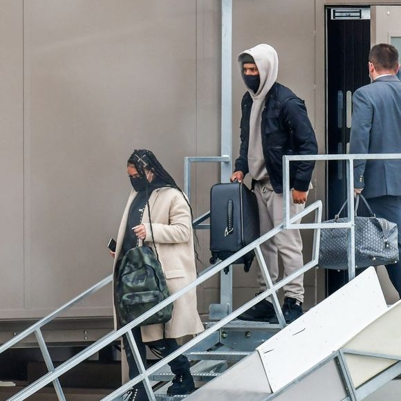 Exclusif - Michael B. Jordan et sa compagne Lori Harvey débarquent à l'aéroport de Salt Lake City le 30 décembre 2020.