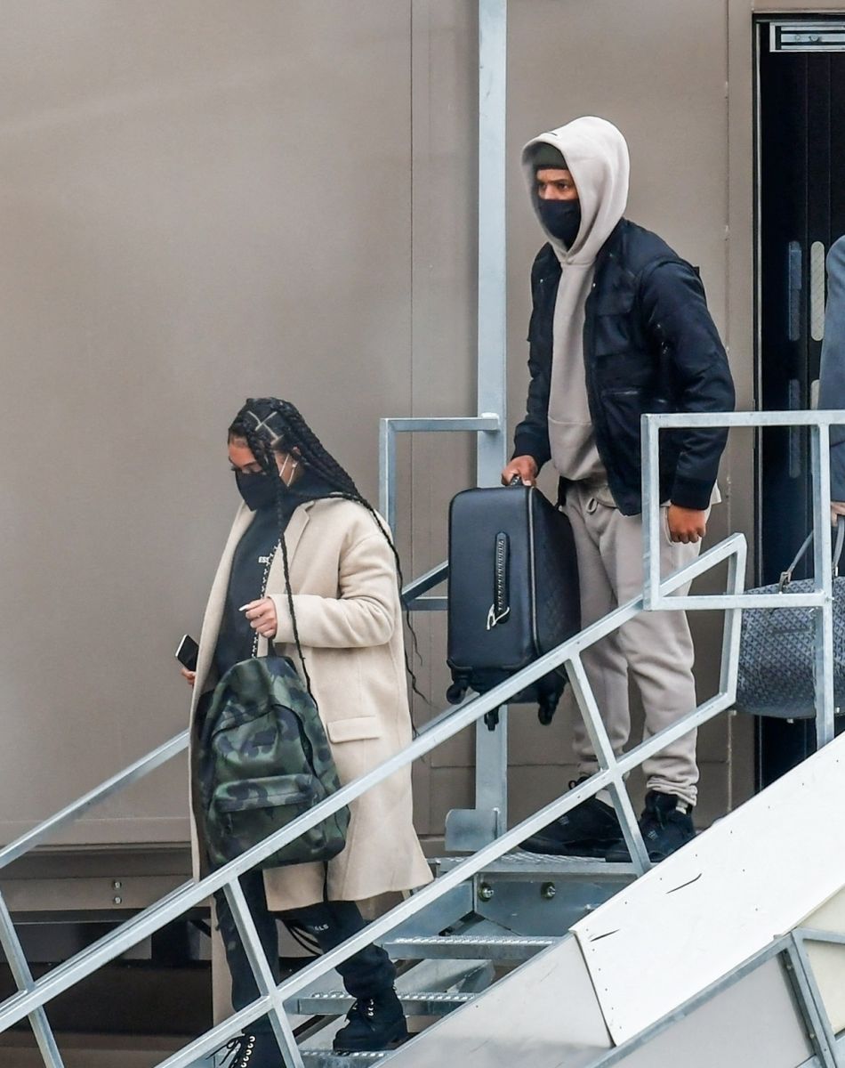 Exclusif - Michael B. Jordan et sa compagne Lori Harvey débarquent à l'aéroport de Salt Lake City le 30 décembre 2020.
