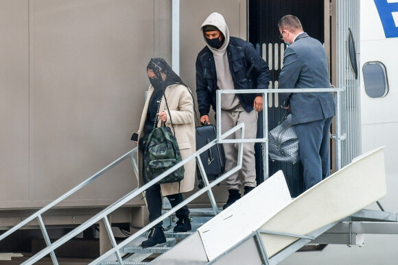 Exclusif - Michael B. Jordan et sa compagne Lori Harvey débarquent à l'aéroport de Salt Lake City le 30 décembre 2020.