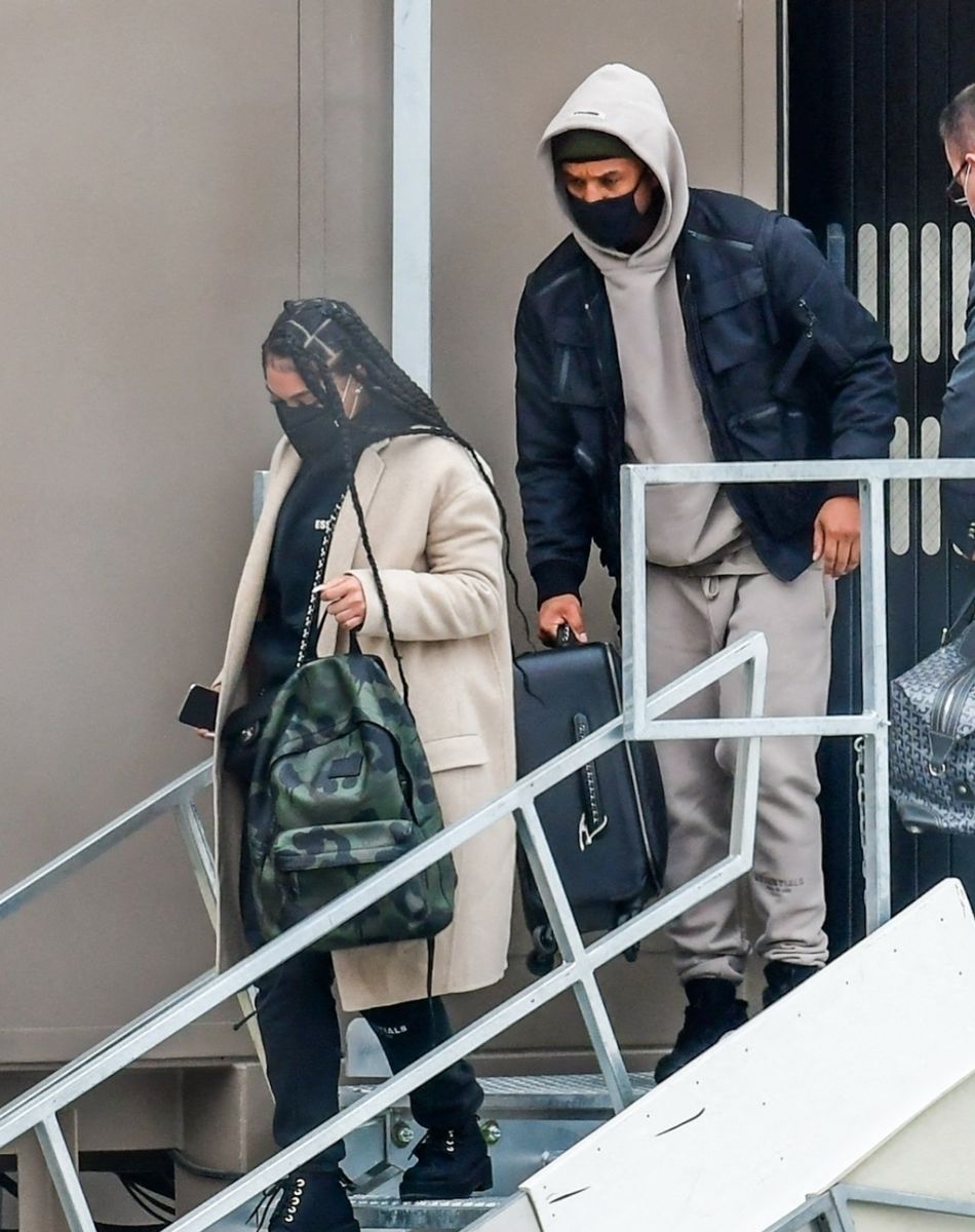 Exclusif - Michael B. Jordan et sa compagne Lori Harvey débarquent à l'aéroport de Salt Lake City le 30 décembre 2020.