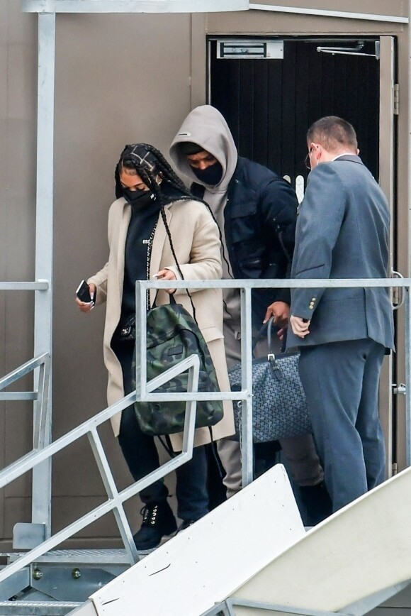 Exclusif - Michael B. Jordan et sa compagne Lori Harvey débarquent à l'aéroport de Salt Lake City le 30 décembre 2020.