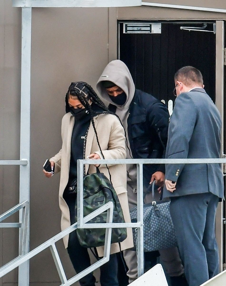 Exclusif - Michael B. Jordan et sa compagne Lori Harvey débarquent à l'aéroport de Salt Lake City le 30 décembre 2020.
