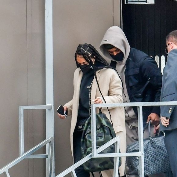 Exclusif - Michael B. Jordan et sa compagne Lori Harvey débarquent à l'aéroport de Salt Lake City le 30 décembre 2020.