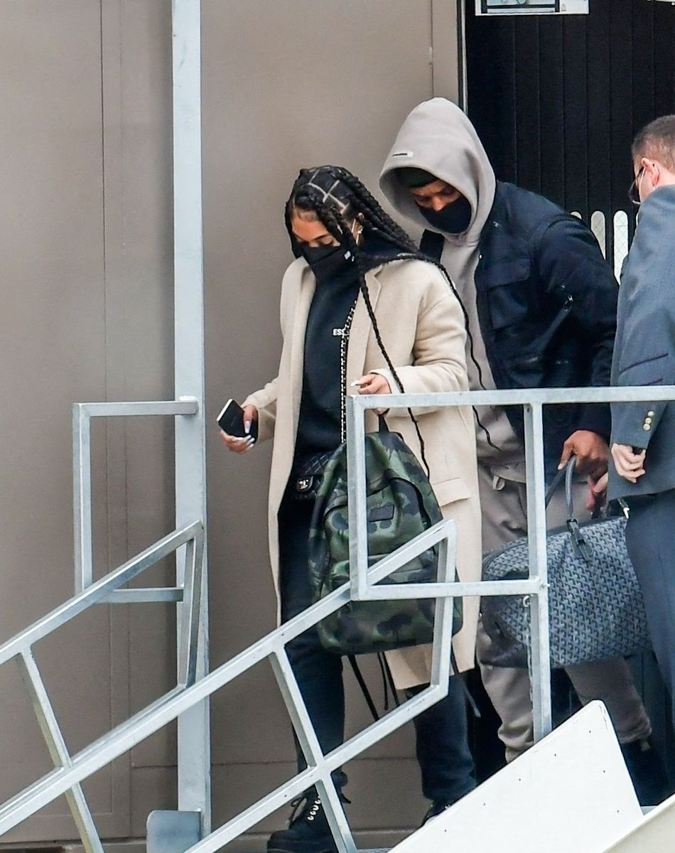 Exclusif - Michael B. Jordan et sa compagne Lori Harvey débarquent à l'aéroport de Salt Lake City le 30 décembre 2020.